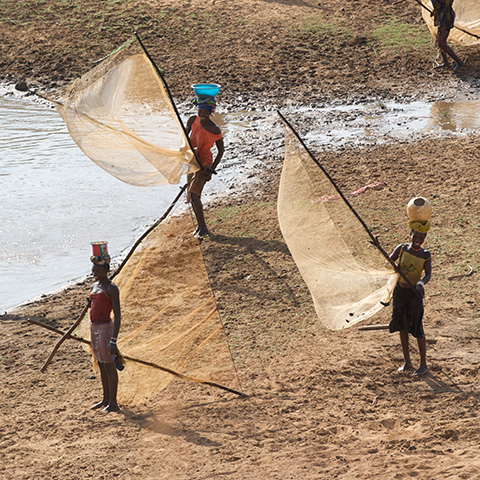Femmes en train de pêcher sur le fleuve Niger - © Julien Harneis via Wikipedia