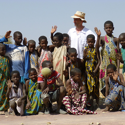 Rencontre avec les enfants - Photo : © Fouta Trekking Aventure