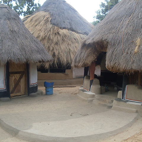 Cases de passage pour les touristes construites avec les habitants à Ainguel - Photo : © Fouta Trekking Aventure