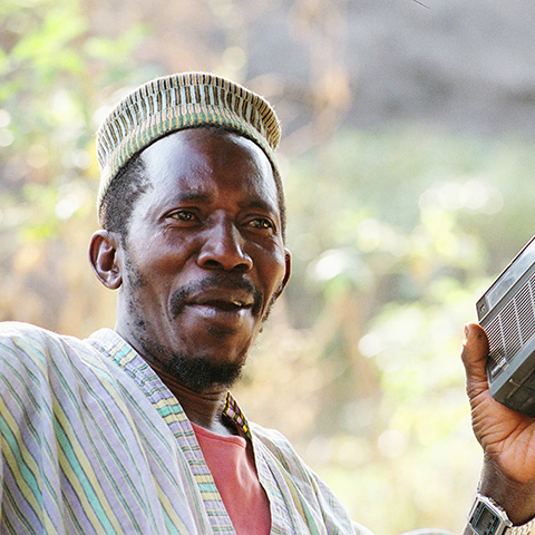 Homme Peul écoutant la radio - &copy; Fouta Trekking Aventure